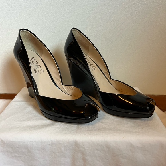 KORS Michael Kors Black Patent Leather Wedge Heels Peep Toe Women’s Size 9.5 - Picture 2 of 8